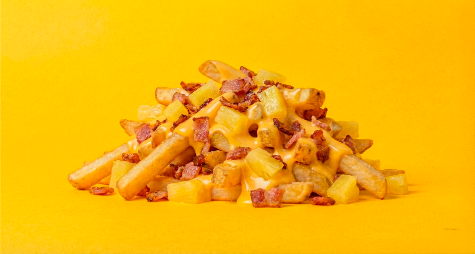 Papas Lunares con queso tocino y piña Moon Burger