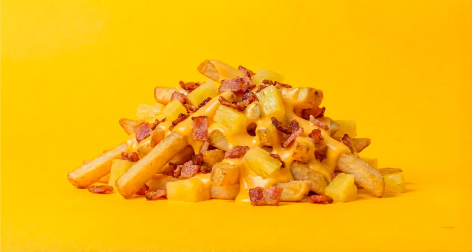 Papas Lunares con queso tocino y piña Moon Burger