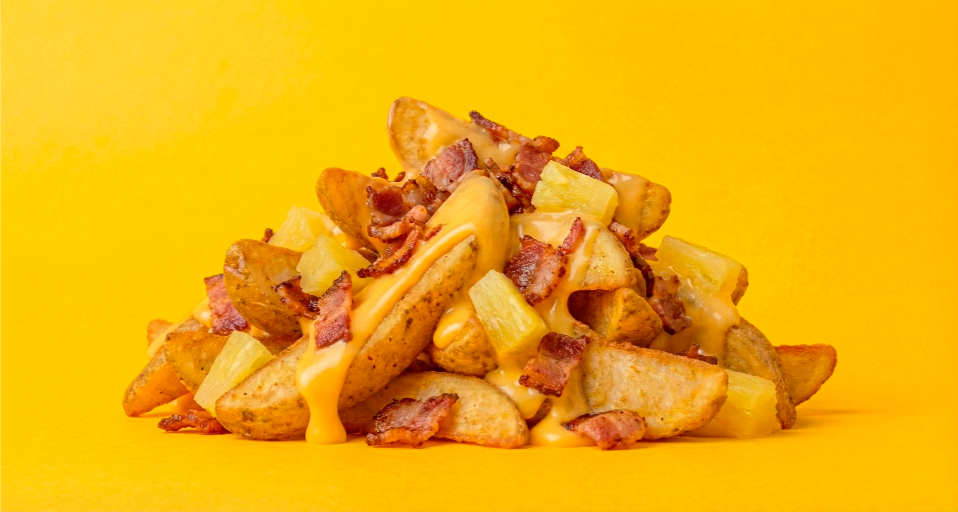 Papas Gajo Lunares con queso tocino y piña Moon Burger